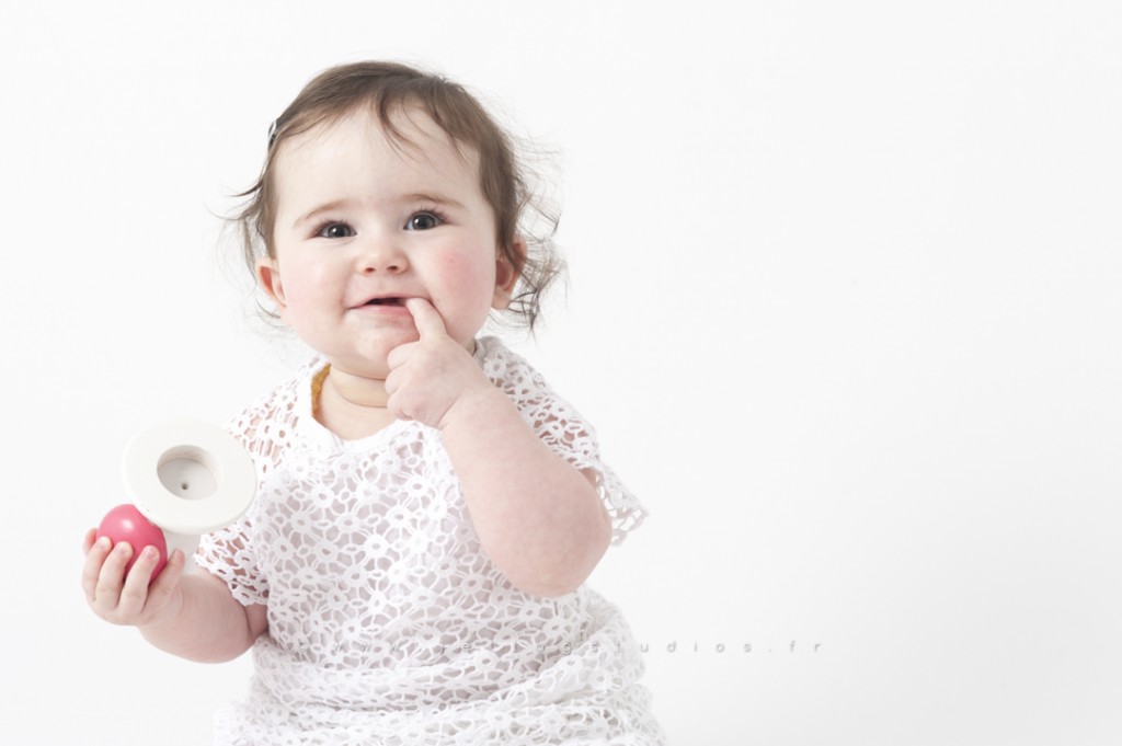 bébé fille en studio