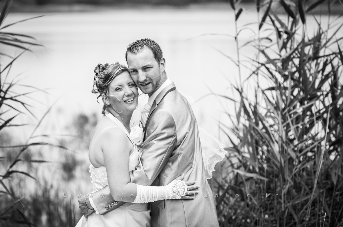 mari et femme regardent le photographe face à un étang de la dombes près de Cordieux