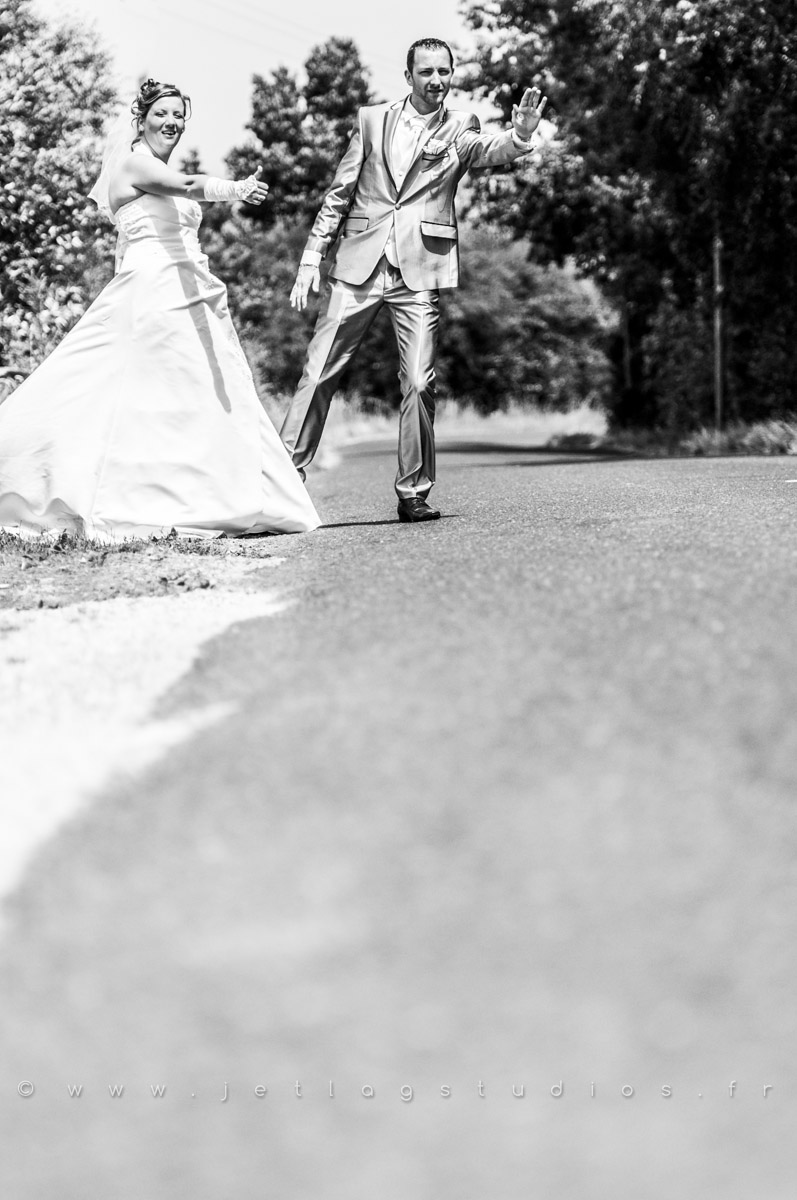 faire du stop le jour de son mariage en robe et costume