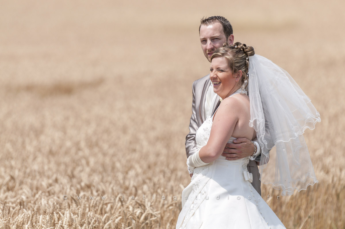 jeune couple dans les champs de blé campagne bressane